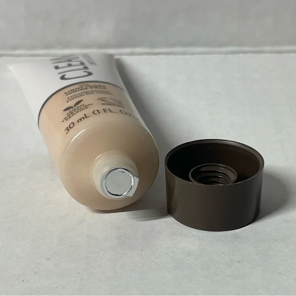 🦋$5🦋 Covergirl Light Ivory 103 Clean Invisible Foundation 30 mL/1 oz